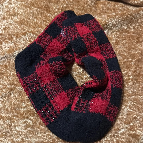 North Pole Trading Co. Head-To-Toe Buffalo Kid 1 Pair Slipper Socks Red & Black - Picture 2 of 5